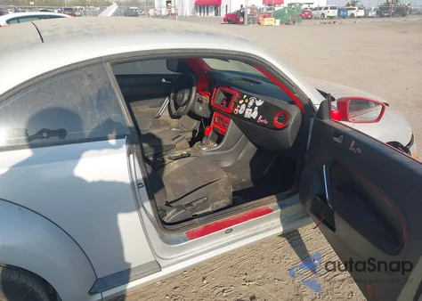 2014 Volkswagen Beetle 1.8T Entry z USA, uszkodzony, nr VIN 3VWF17AT3EM634378